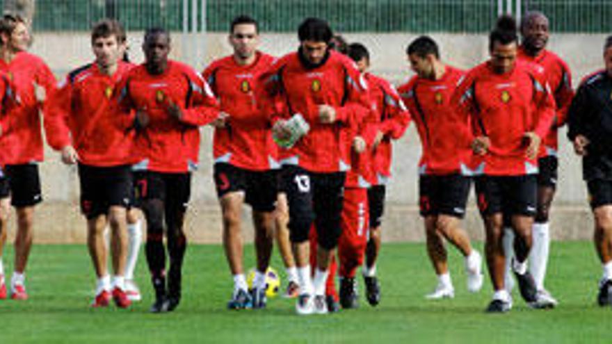 Los jugadores del Mallorca y el preparador físico, Pep Alomar, al inicio de la sesión de entrenamiento de ayer en Son Bibiloni.