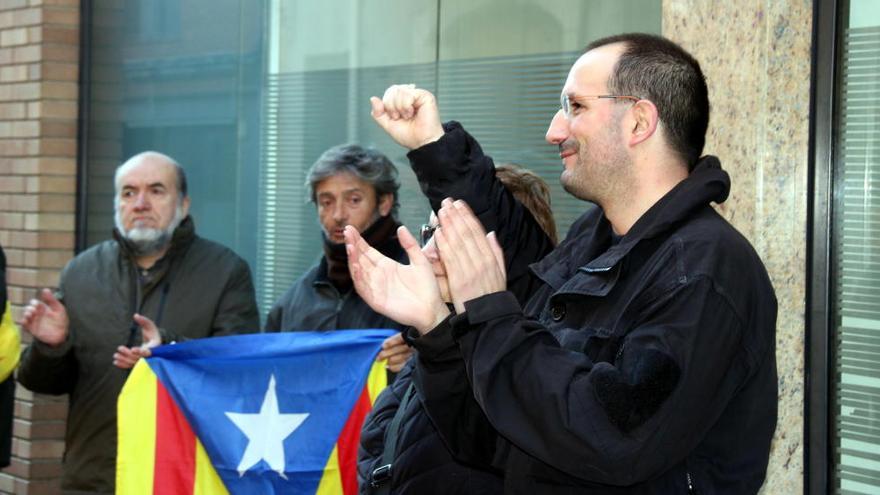 Albert Teixidor i Sylvia Barragan abans d&#039;entrar als jutjats de Santa Coloma de Farners.