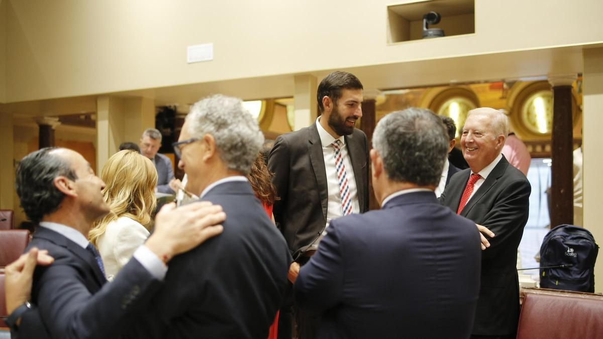 Corrillo formado en la Asamblea entre diputados del PP, de Vox y consejeros del Gobierno regional.