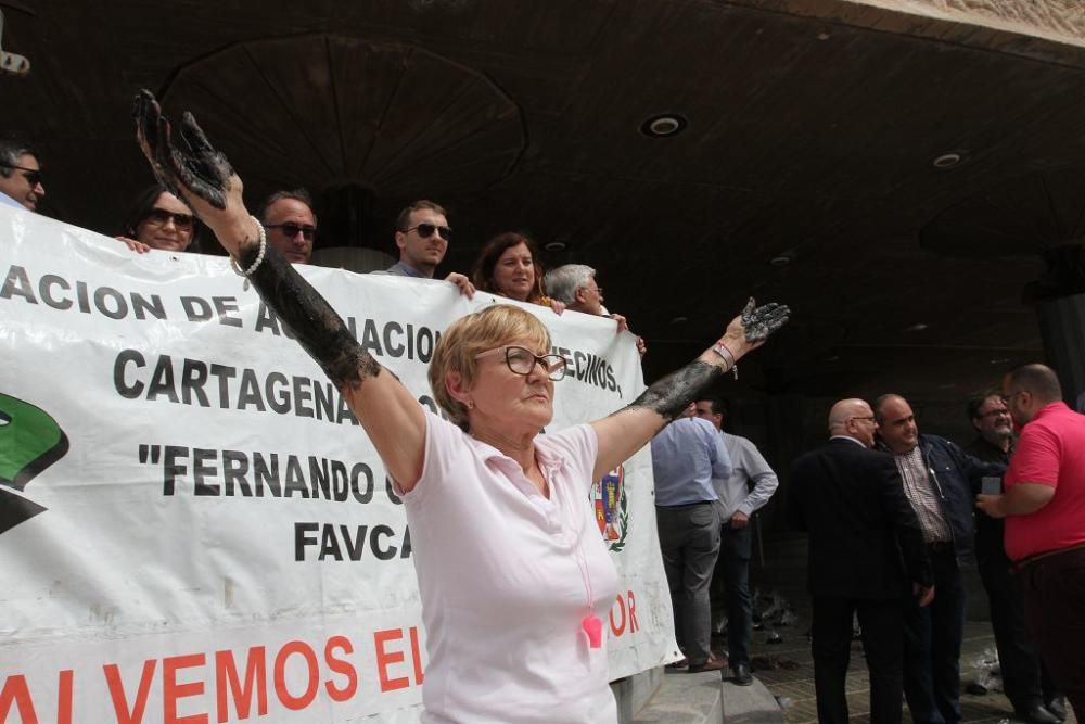 Protesta de vecinos del Mar Menor en la Asamblea