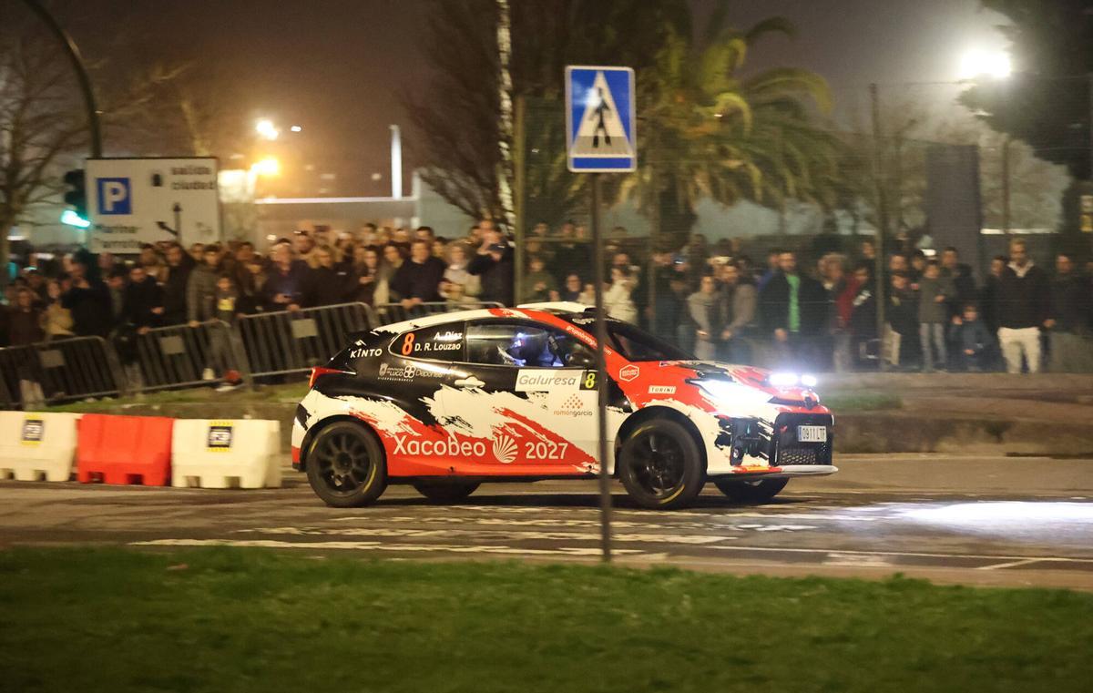 La trigésima edición del Rally de A Coruña arrancó este viernes con una presentación en O Parrote y una especial en el entorno del castillo de San Antón.