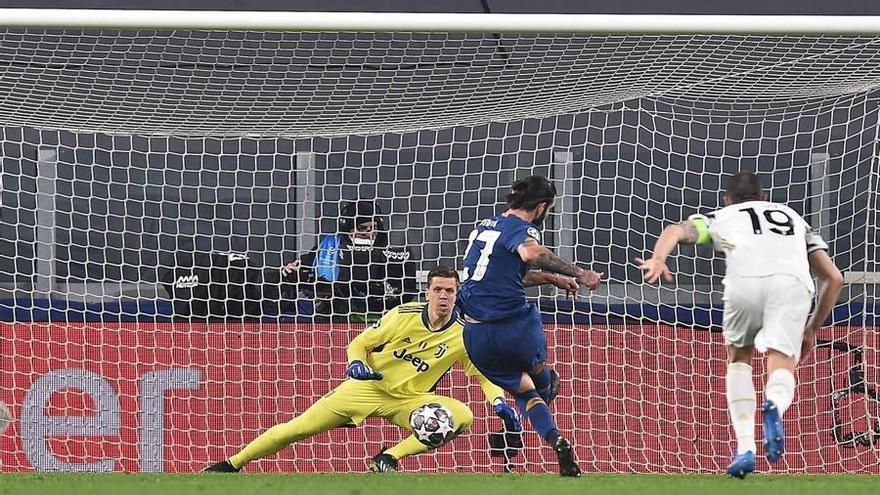 Sergio Oliveira anota el penalti que supuso el 0-1 en el Juventus-Oporto.