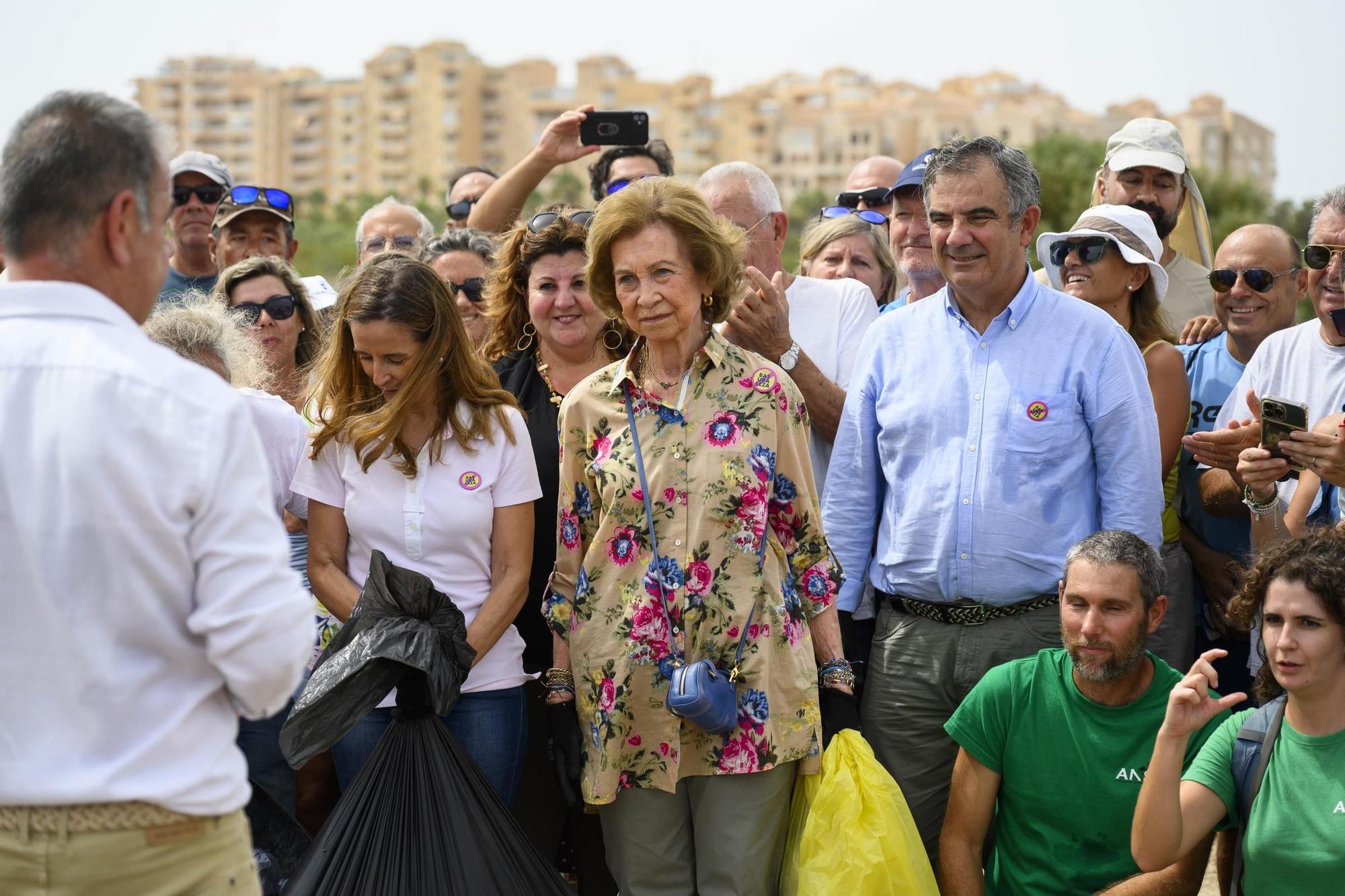 16092023-REINA SOFIA PARTICIPA EN RECOGIDA DE BASURAS EN LA MANGA CALA DEL ESTACIO SAN JAVIER -62.JPG