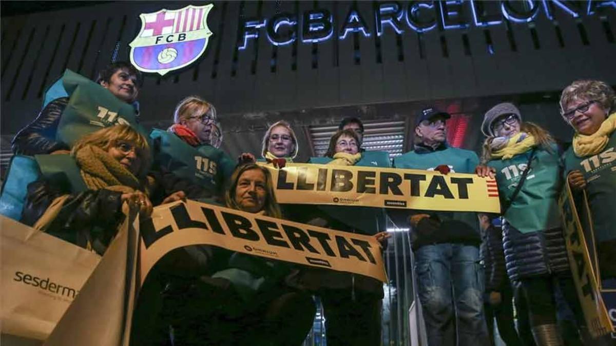 Las banderolas inundaron el Camp Nou