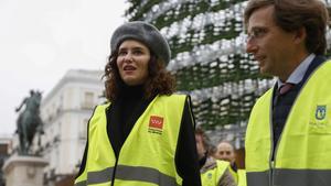  La presidenta de la Comunidad de Madrid, Isabel Díaz Ayuso, y el alcalde de la capital, José Luis Martínez-Almeida, en su visita este jueves a las obras que se están llevando a cabo en la Puerta del Sol y en zonas aledañas