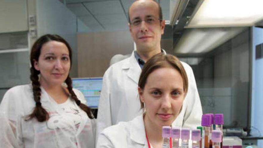 El director técnico, Luis Alcázar, con dos trabajadoras de la empresa asentada en el parque científico del campus de Elche.