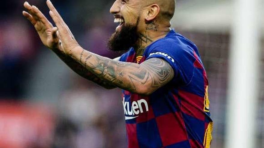 Arturo Vidal celebra un gol con el Barcelona. // Efe