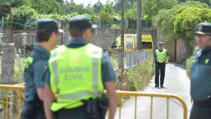 Agentes de la Guardia Civil durante la inspección de la vivienda en la que se cometió el crimen.