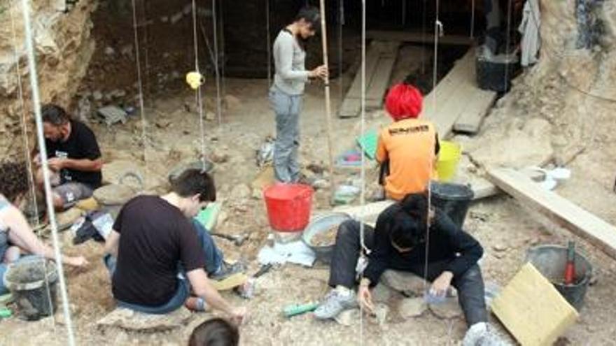 Una desena d&#039;arqueòlegs treballa intensament a la campanya d&#039;excavacions a les Coves del Toll de Moià.