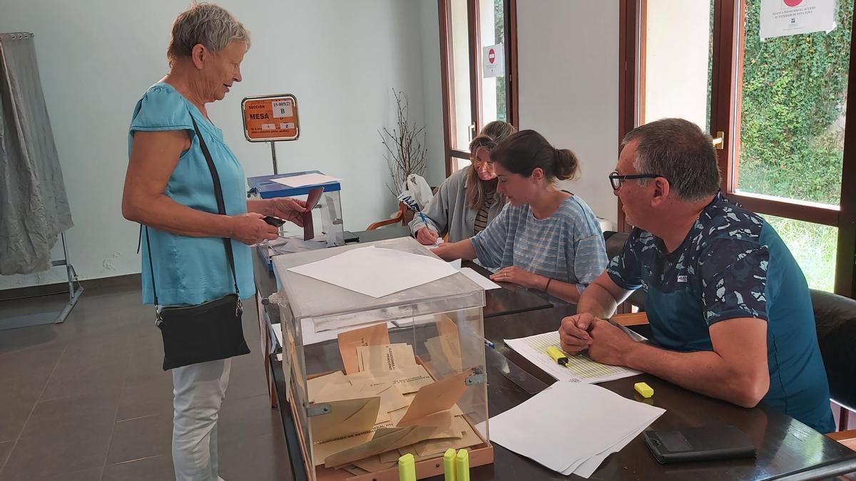 Elisabeth Dopp ante la mesa del colegio electoral de Las Caldas, formada, de derecha a izquierda, por José Benjamín Rodríguez, Elsa Junco y María José Peramos.