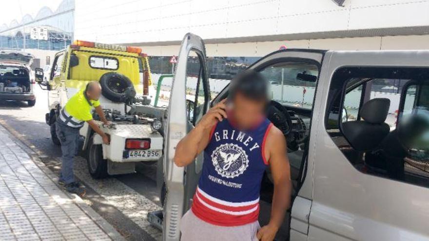 La Policía Local intensifica el control sobre el transporte público en el aeropuerto