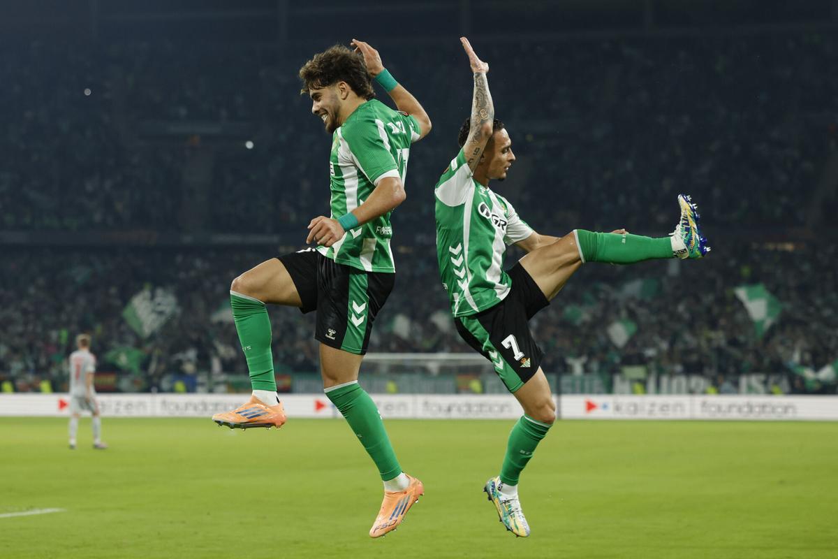 Ez Abde y Antony celebran el primer gol del Betis al Lyon en el partido de Europa League en La Cartuja