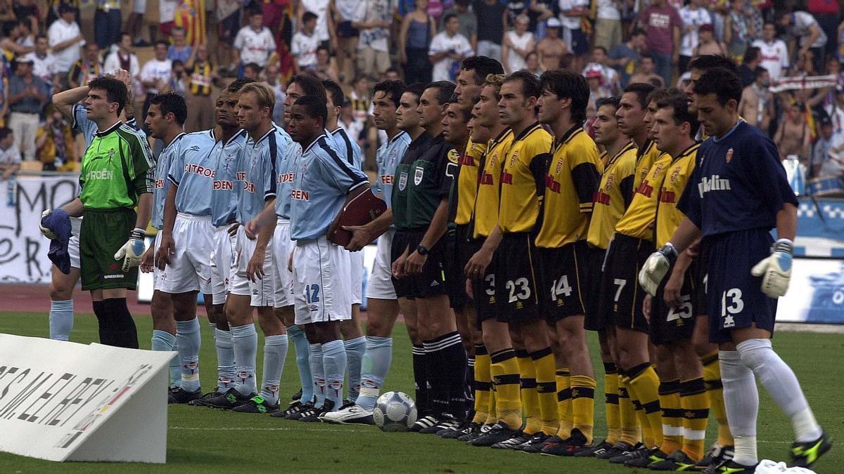 Celta y Zaragoza, antes de comenzar la final de 2001.