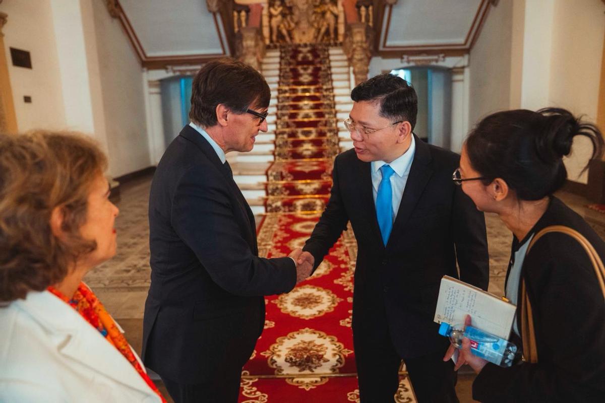 El president de la Generalitat, Salvador Illa, durante su reunión con el vicepresidente del Comité Popular de Ho Chi Minh, Nguyen Loc Ha.