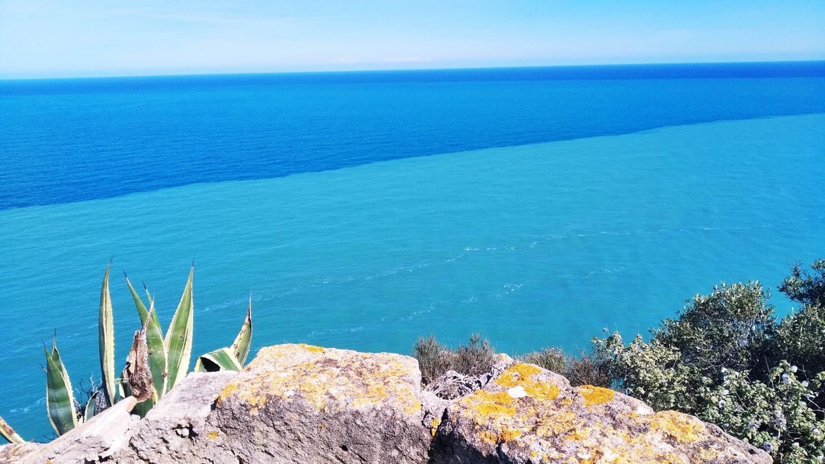 Dos azules distintos en el mar en la Marina Alta