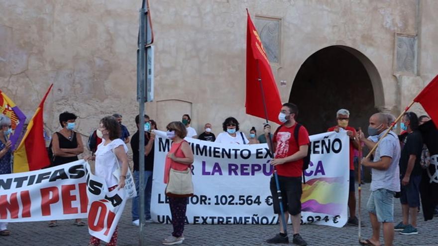 La manifestación por la matanza de Badajoz reúne a un centenar de personas