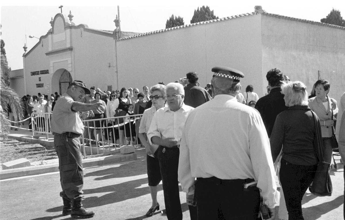Día de Todos los Santos en el cementerio en 1996.jpg Día de Todos los Santos en el cementerio en 1996.jpg