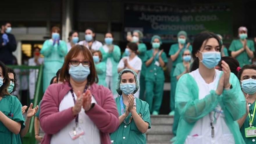 Personal sanitario del Hospital 12 de Octubre de Madrid agradece los aplausos de los vecinos. // Efe