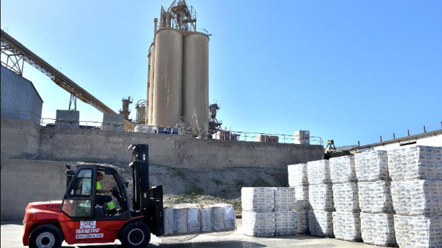 Trabajos en el interior de la cementera de El Pajar.