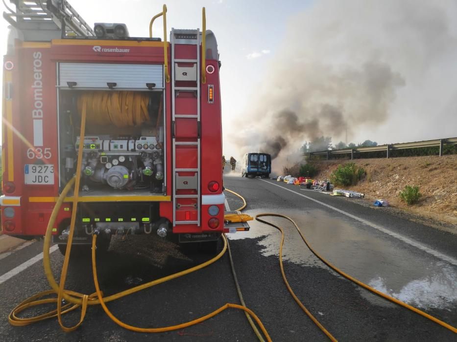 El incendio de una furgoneta corta el acceso a la salida norte de Torrevieja a la autovía. Los bomberos de Torrevieja han retirado la carga del vehículo que podía ser peligrosa, con una bombona de oxí