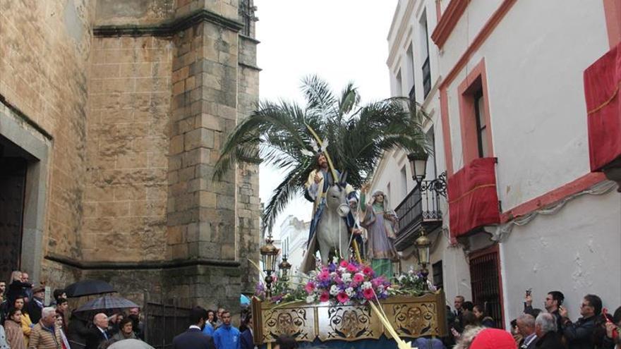 La procesión de la ‘Borriquita’ abre los desfiles en Zafra a pesar del mal tiempo