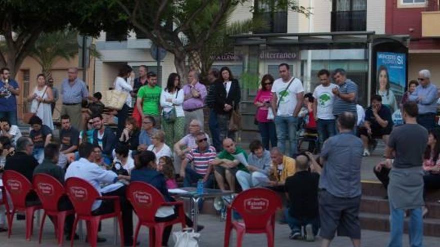 El debate, con el cartel de la alcaldesa de fondo, a la derecha.