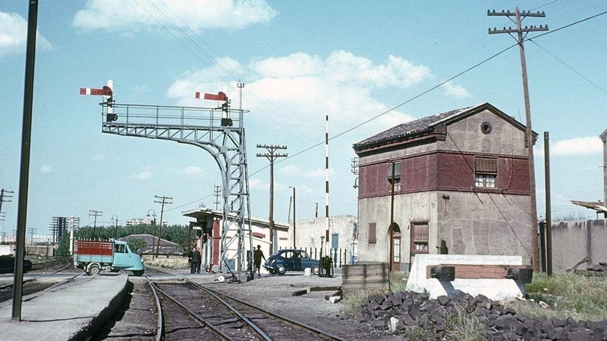 Apeadero ferroviario de La Química en los años 70.