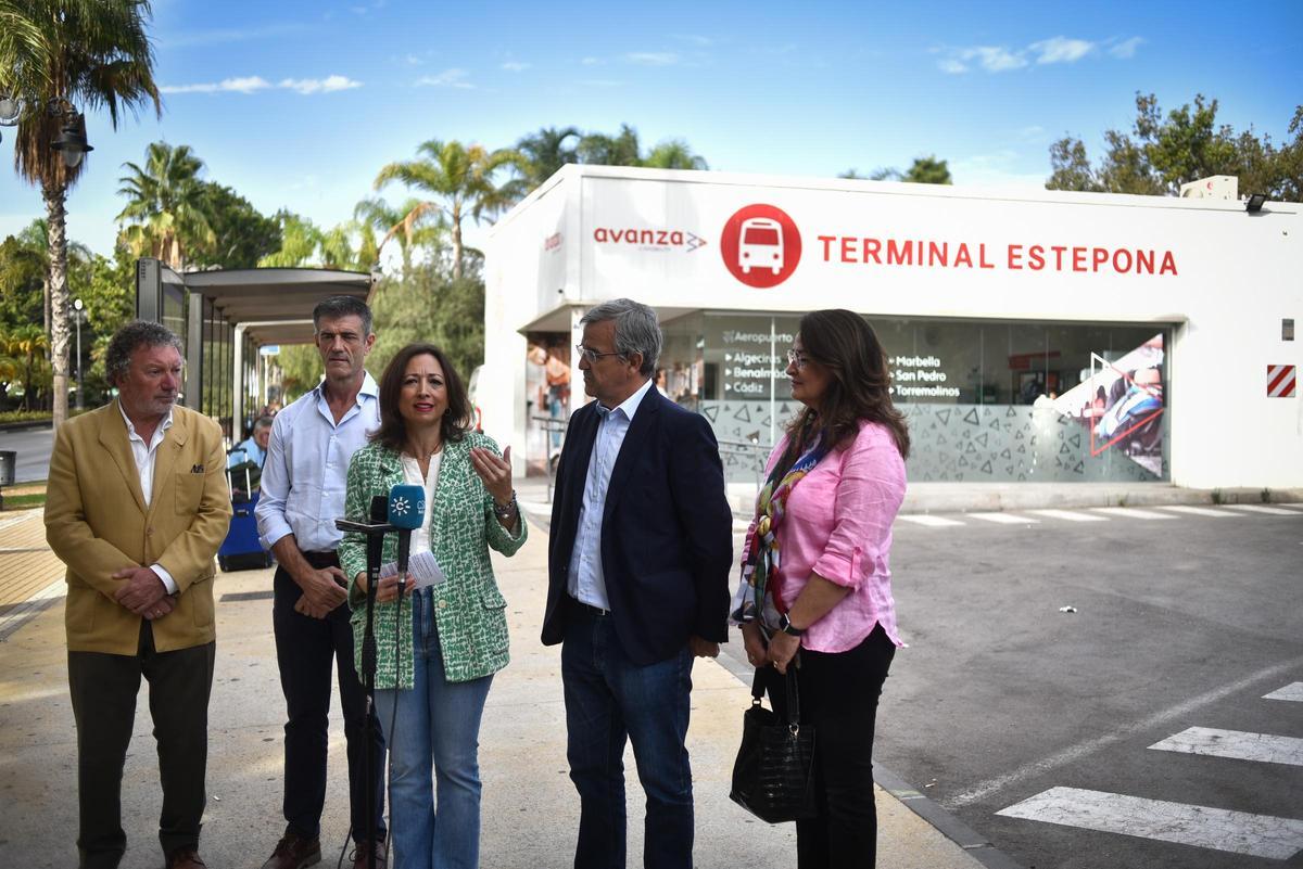 Patricia Navarro, este lunes en Estepona con el alcalde José María García Urbano y otros compañeros del PP.