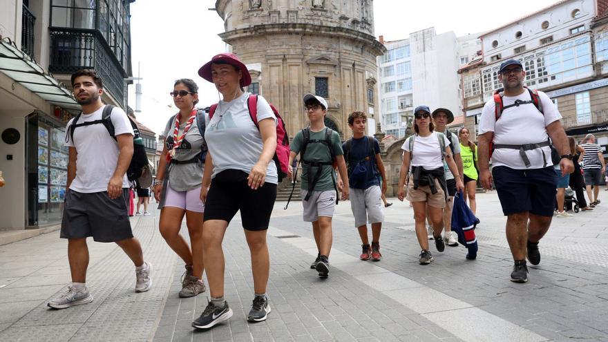Peregrinos ante el Santuario de la Virgen en Pontevedra.