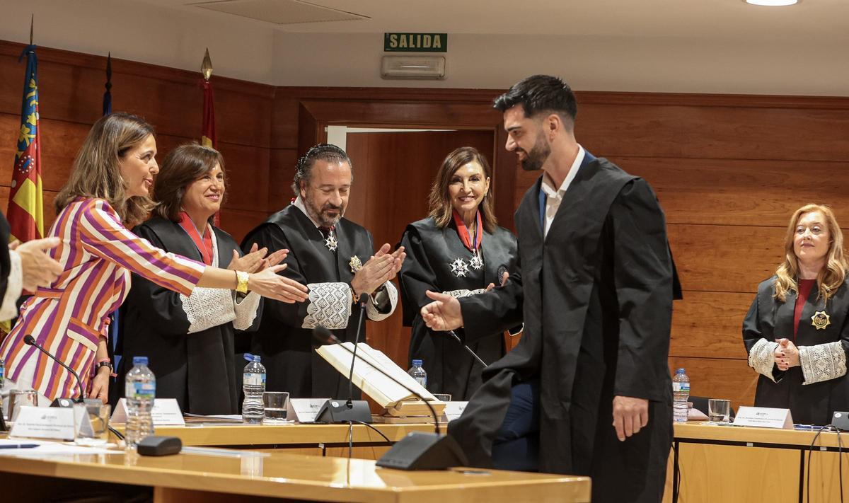Acto de imposición de Togas y Juramento o Promesa de las colegiadas y colegiados incorporados en el último año al Ilustre Colegio Oficial de Procuradores de Alicante