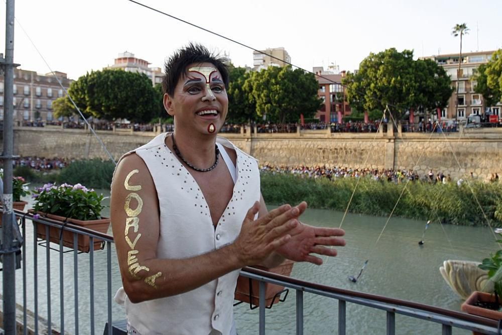 Un funambulista cruza el río Segura a su paso por Murcia