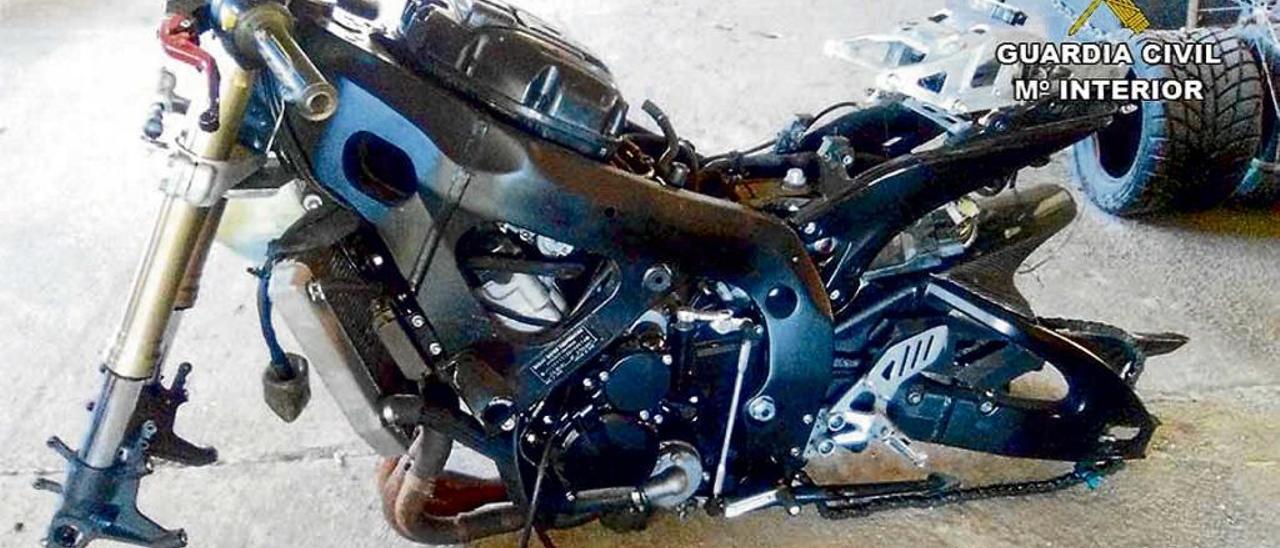 Los agentes hallaron la motocicleta medio desguazada y sin matrícula en una nave en Consell.