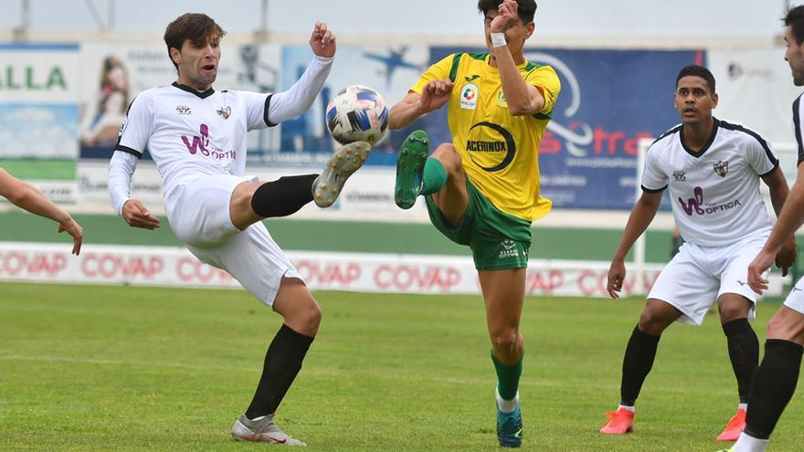 Pugna por el balón en el partido entre el CD Pozoblanco y Los Barrios en el Municipal vallesano.