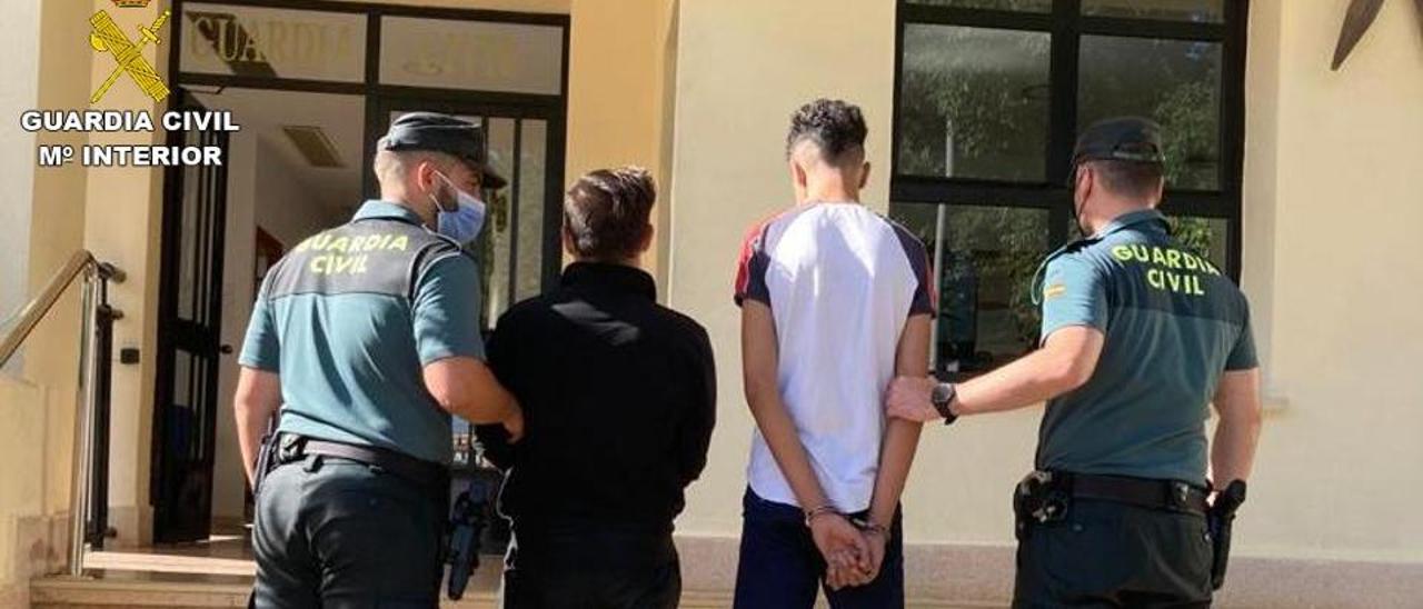 La Guardia Civil con los dos detenidos frente al acuertelamiento de Calp.