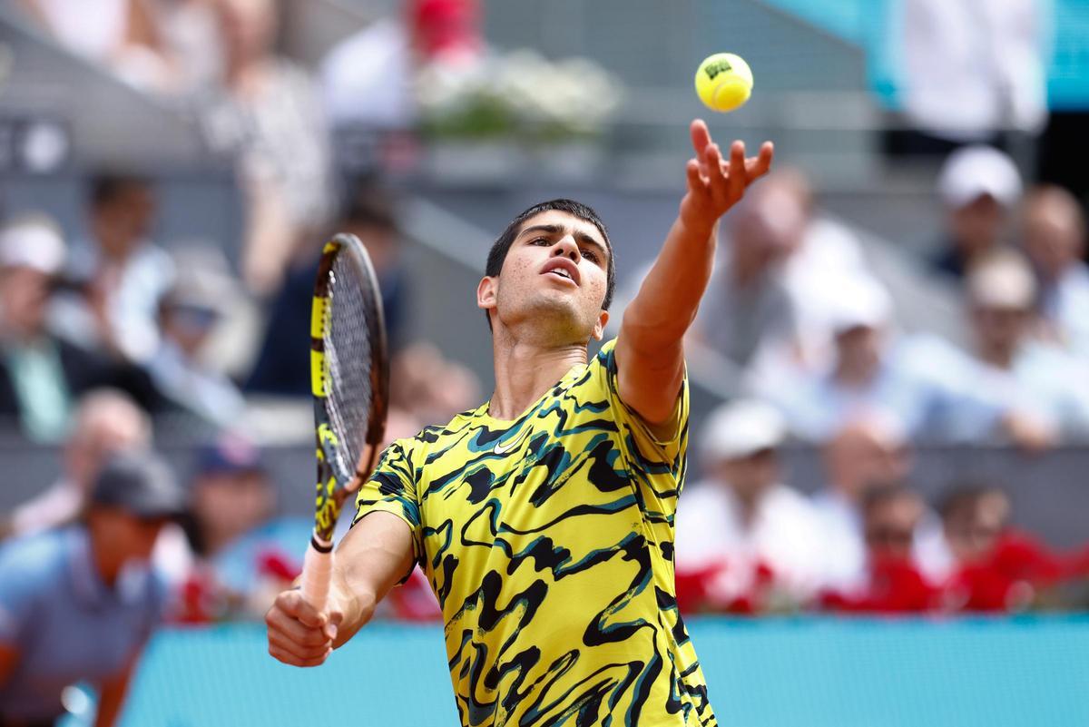 Carlos Alcaraz, realizando un saque en el partido ante Zverev de octavos de final del Mutua Madrid Open