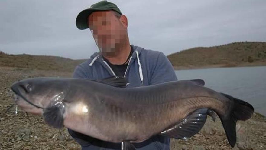 El arrestado es un gran aficionado a la pesca de carpa.