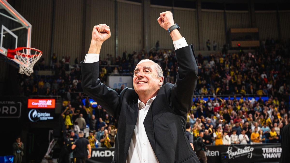 Txus Vidorreta celebra la victoria de La Laguna Tenerife frente al Galatasaray en cuartos de final.