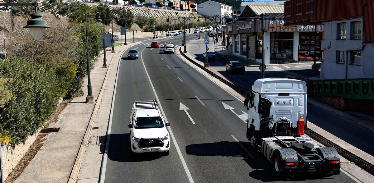 Vehículos circulando por la calle Alicante, principal acceso sur a Alcoy por el sur.