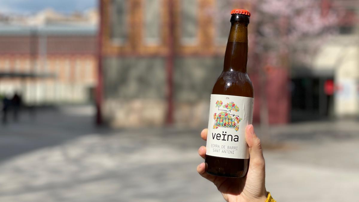 La cerveza Veïna, que recauda fondos para acciones solidarias en el barrio de Sant Antoni