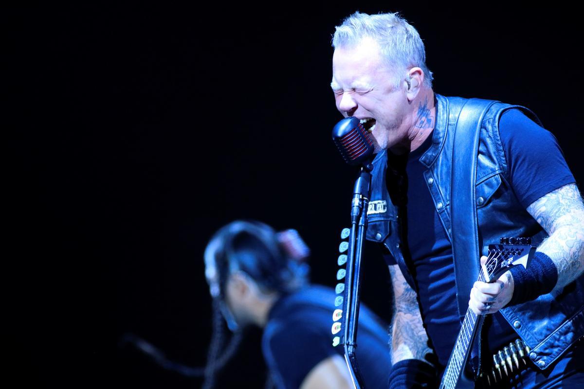 La actuación de Metallica comenzó con su tema 'Hit The Lights'.