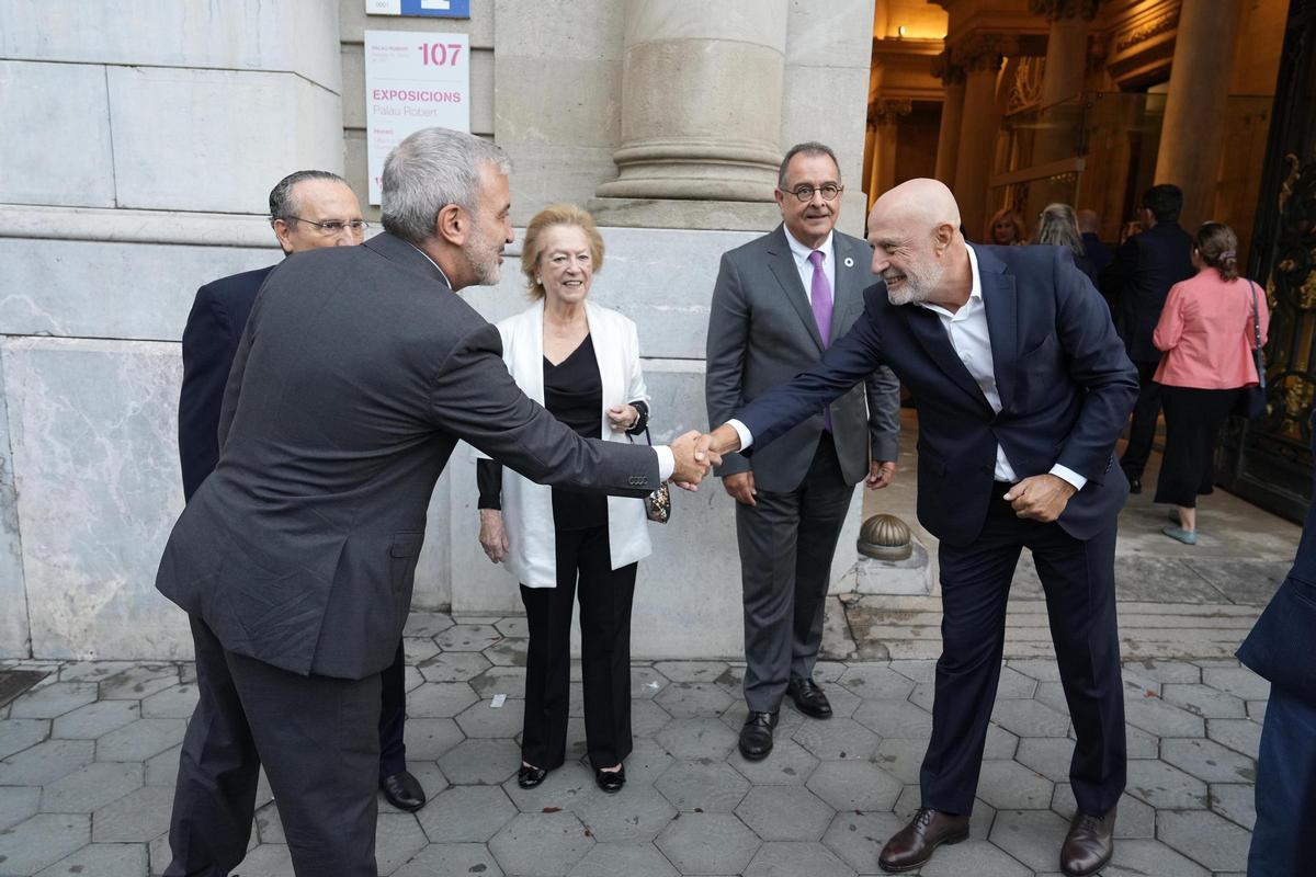 Jaume Collboni, alcalde de Barcelona, saluda a Félix Noguera, director general de EL PERIÓDICO, en presencia de Albert Sáez, director de EL PERIÓDICO; Javier Moll, presidente de Prensa Ibérica, y Arantza Sarasola, vicepresidenta de Prensa Ibérica.