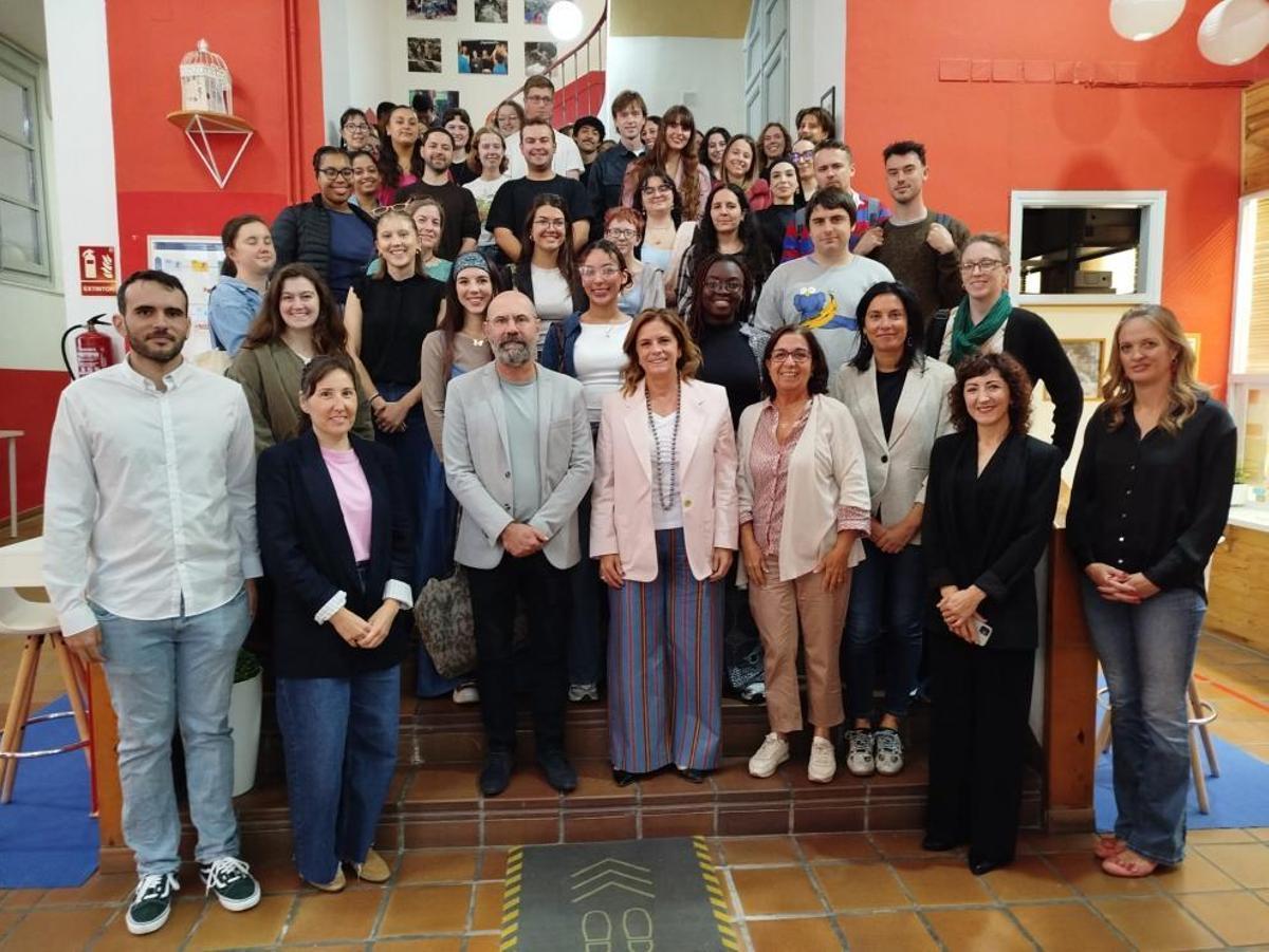 La directora general junto a algunos de los auxiliares de conversación que están colaborando este curso en las aulas aragonesas.