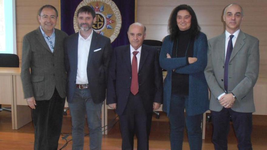 Carles Gascón amb el director de la tesi, a la seva dreta, i els membres del tribunal, a Madrid, el passat divendres 15 de gener.