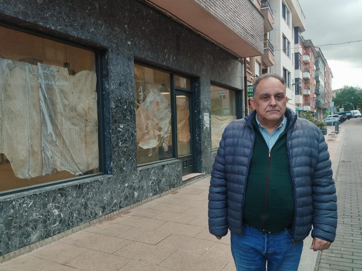 José Ramón Menéndez delante del nuevo local que acogerá la Casa del Pueblo "Alfredo Martínez Cañedo".
