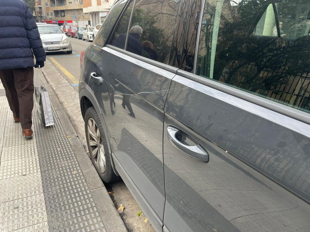 Otro de los coches rayados.
