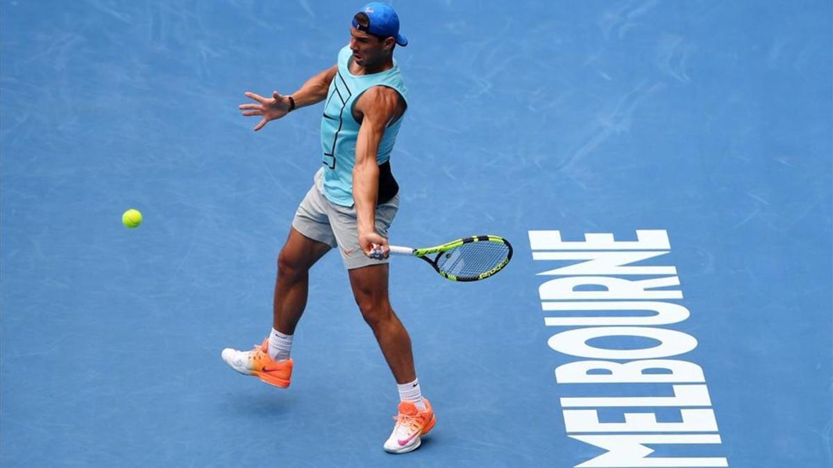 Nadal, durante un entrenamiento previo a su debut en Australia