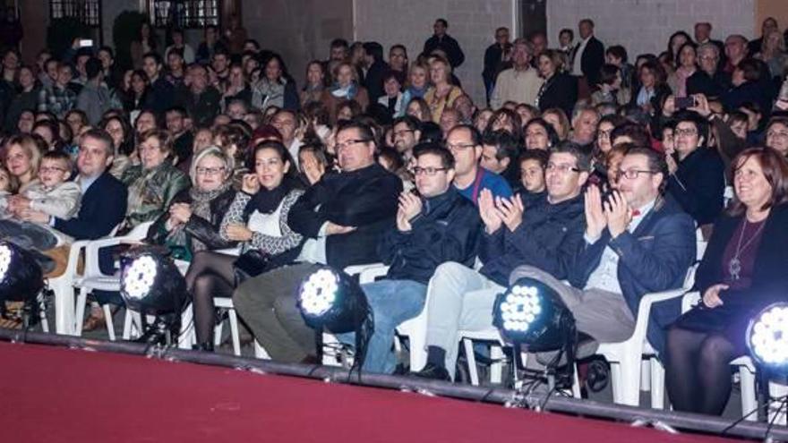 Un multitudinario desfile de moda clausura el tercer «Ontinyent al carrer»