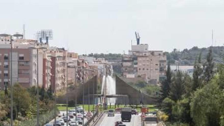 Una fuente y zonas ajardinadas al llegar a la Vía Parque