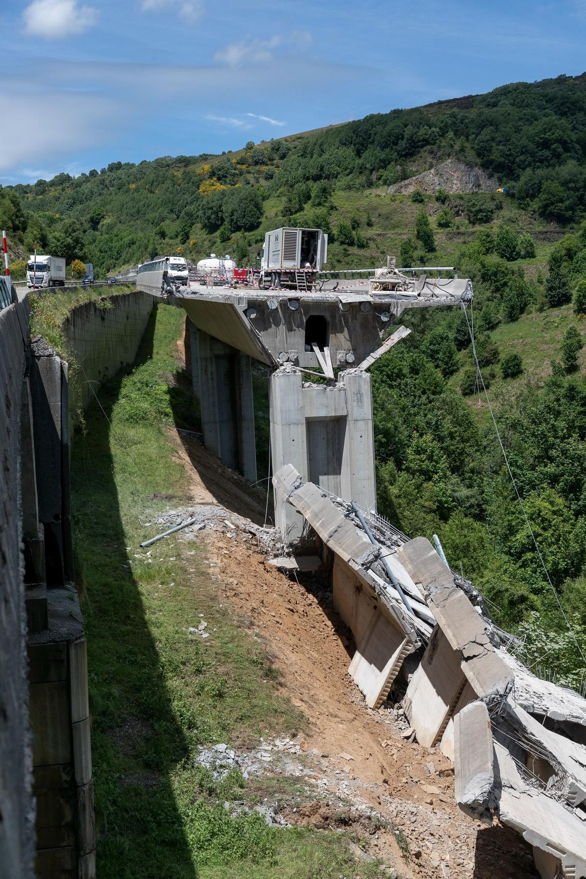 Desprendimiento en el puente de la A-6 entre Pedrafita y León