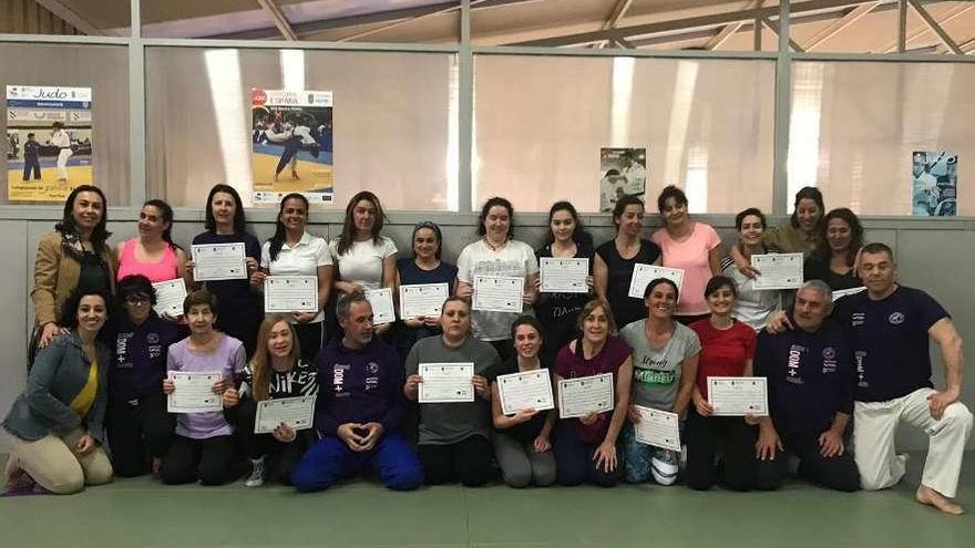 La alcaldesa acompañó a las participantes en la entrega de diplomas tras concluir el curso. // S.A.
